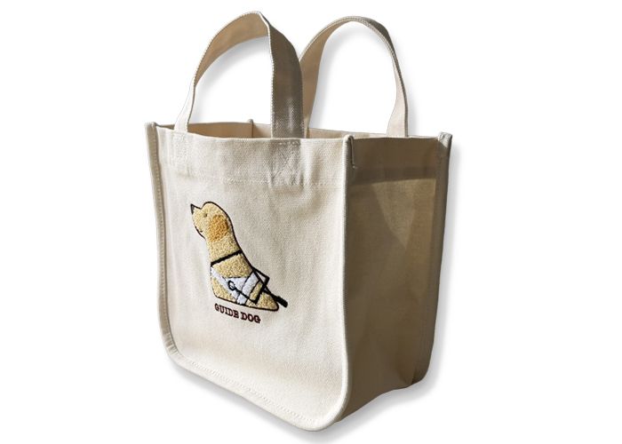 トートバッグを左斜めから見た写真